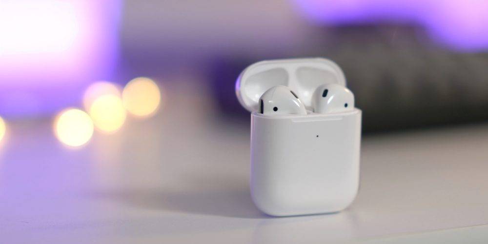AirPods-Wireless-Charging-Case-with-first-gen-AirPods-inside