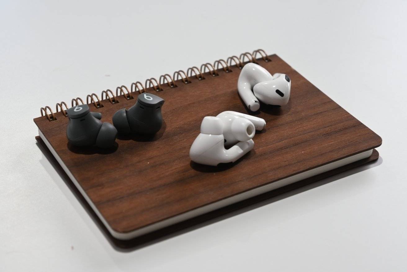 45518-88615-Earbuds-on-Notebook-xl