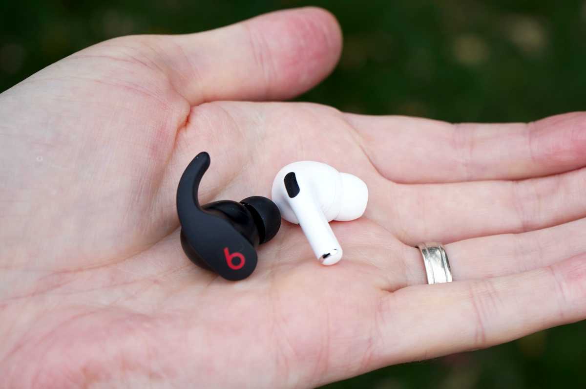 beats-fit-pro-airpods-hand
