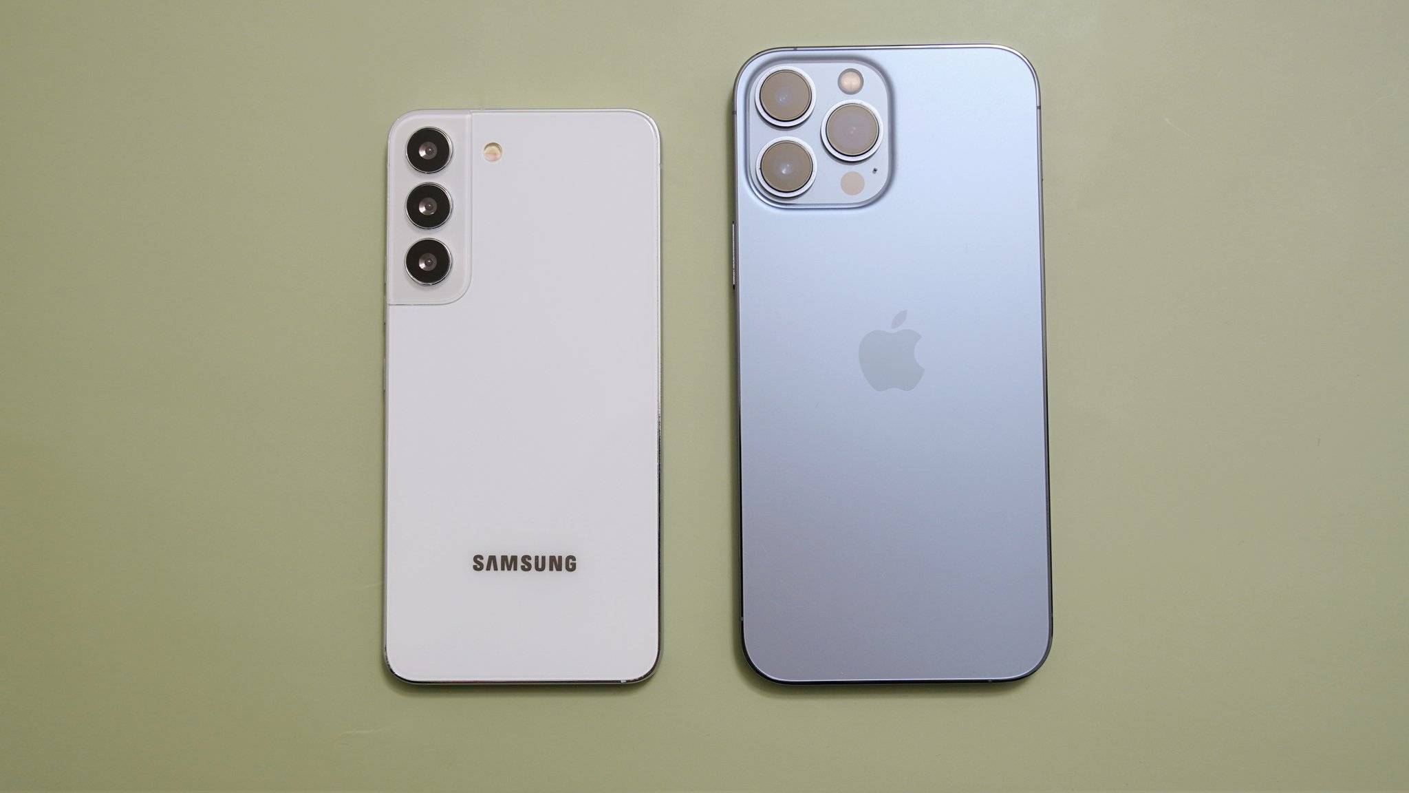 samsung-galaxy-s22-vs-iphone-13-pro-max