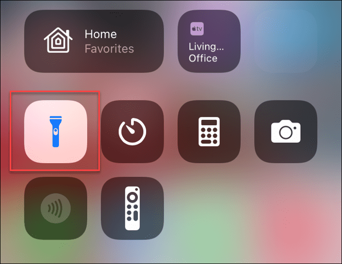 10-turn-the-flashlight-on-or-off-on-iphone