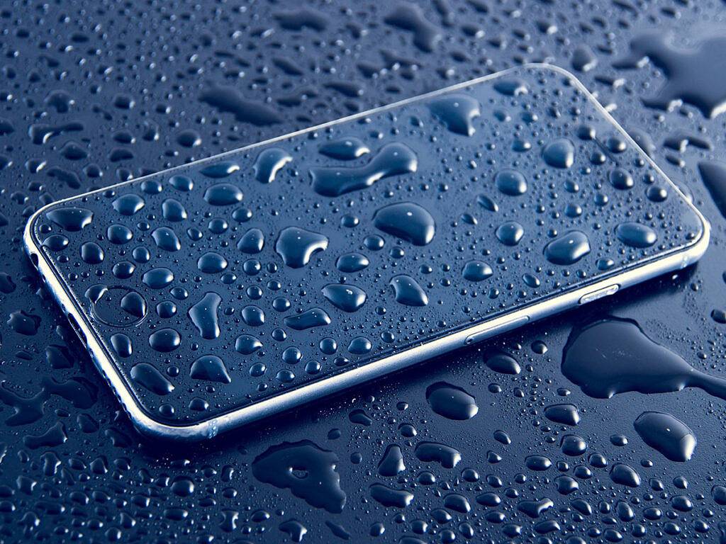 iPhone-on-black-table-with-water-droplets-1-1024x768-1