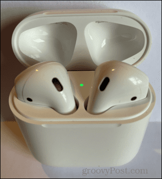 airpods-case-charging-green-light